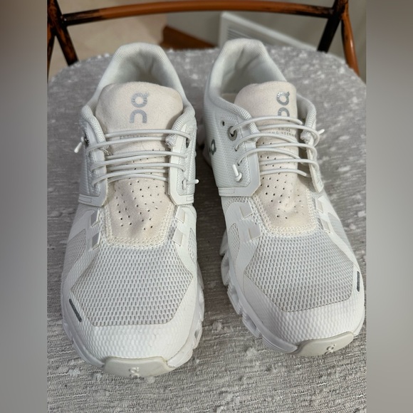 On Running White Sneakers Cloud 6 size 6.5 - Picture 4 of 12